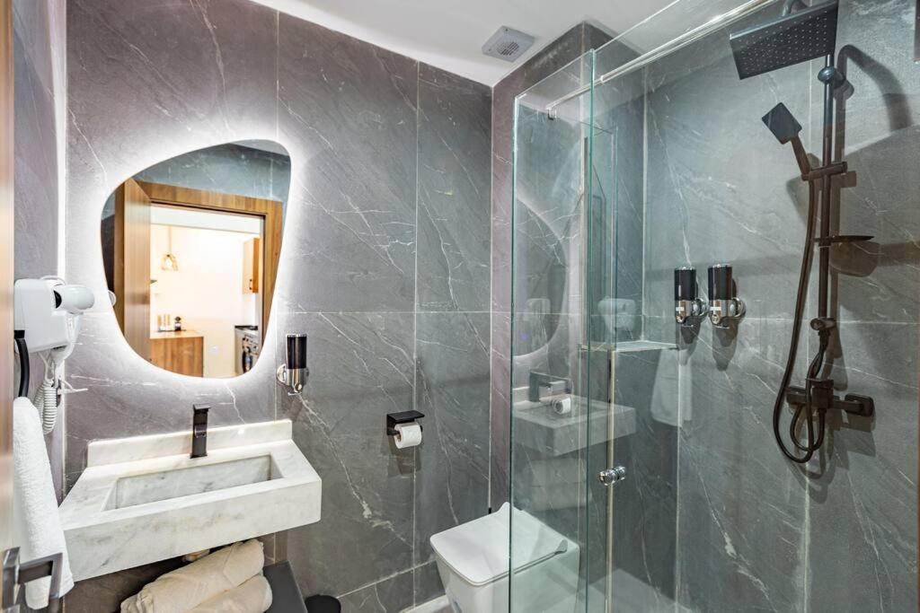 Luxury Gueliz, Cinema Bedroom Experience Appartement